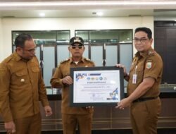 Toreh Prestasi, Pemkab Kotabaru Terima Penghargaan dari Universitas Lambung Mangkurat (ULM)