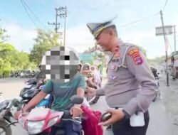 Satlantas Polres Kotabaru Berikan Teguran Humanis Ganti Tilang Dengan Asbak Bagi Pengendara Motor Sedang Merokok 