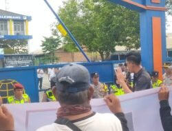 Massa Sira Desak Minta Pertanggungjawaban Kepala KSOP Dan PT.KBS Atas Insiden Tongkang Batubara Nyangkut Jembatan Ampera