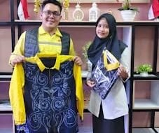 Wujudkan Pembinaan Produktif, Lapas Kotabaru Serahkan Baju Sasirangan Pesanan PT. Guthrie Pulau Laut Refinery
