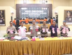 Kapolres banyuasin pimpin press release 44 pelaku tindak pidana di banyuasin berhasil di amankan