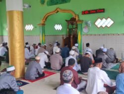 Anggota Polsek Pulau Sembilan Bripda M. Inama Fajar Agung Sebagai Khatib Dalam Khutbah Jumat di Masjid At-Taqwa Gusung Karang