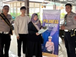 Petugas Samsat Kenjeran sapa Pemilik kendaraan bermotor dalam.layanan pajak