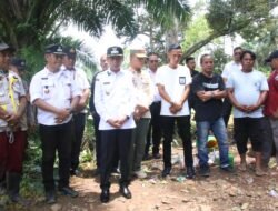 Wabup Romli Turun Langsung Gotong Royong Perbaiki Jalan di Abung Tengah