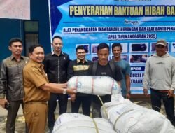 Dinas Perikanan Kotabaru Serahkan Bantuan Alat Tangkap Kepada Nelayan Pesisir Secara Simbolis