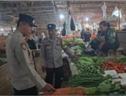 Polsek Betung Gelar Patroli Kaki untuk Tingkatkan Rasa Aman di Pasar dan Permukiman Warga