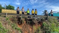 Kapolres dan Kasat Lantas Polres Banyuasin Tinjau Lokasi Bahu Jalan Jalintim Km 17 Longsor, Bersama Balai Besar untuk Antisipasi Kemacetan