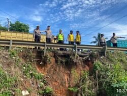Kapolres dan Kasat Lantas Polres Banyuasin Tinjau Lokasi Bahu Jalan Jalintim Km 17 Longsor, Bersama Balai Besar untuk Antisipasi Kemacetan