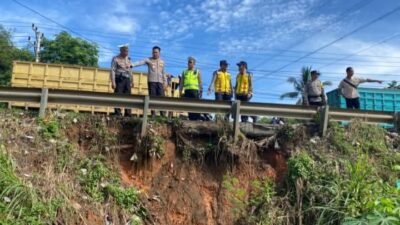 Kapolres dan Kasat Lantas Polres Banyuasin Tinjau Lokasi Bahu Jalan Jalintim Km 17 Longsor, Bersama Balai Besar untuk Antisipasi Kemacetan