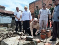 Peletakan Batu Pertama Program RTLH Secara Sembolis Di Lakukan Wabup Netta di Desa Merah Mata