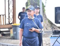 Peringati HUT Armada RI ke-80 Tahun 2025, Lanal Kotabaru Laksanakan Bersih-bersih di Objek Wisata Pantai Gedambaan 