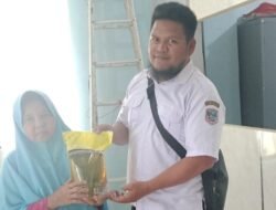 61 KK Terima Bantuan Sembako dari Pemerintah Desa Gunung Ulin 