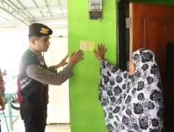 Polres Banyuasin Perkuat Kamtibmas dengan Pemasangan Stiker 110 dan Patroli Jalan kaki Proaktif