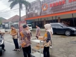 Bebek Sawahan Dan Bakso Raja Palembang Rutin Bagikan 40 Nasi Kotak Setiap Kegiatan Jum’at Berkah