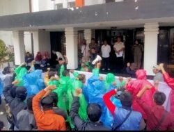 Puluhan Massa GPK Gelar Aksi Demo Meminta Walikota Palembang Segera Realisasikan Pembangunan Kolam Retensi Simpang Bandara