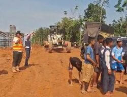 Siswa Terlambat ke Sekolah: Mobil Perusahaan Mogok PT HKI Akui dan Tambah alat Berat Untuk memperbaiki jalan padat karya