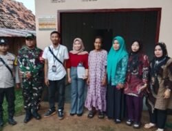 Stiker Bansos Ditempel, Transparansi Dijaga: Bhabinkamtibmas Kawal Penyaluran Bantuan di Desa Suka Damai