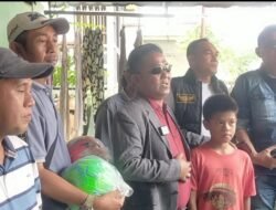 GBR Sriwijaya Berikan Bantuan Bola Kaki Kepada Randi Noprian, Siswa SD Pencinta Sepak Bola di Palembang