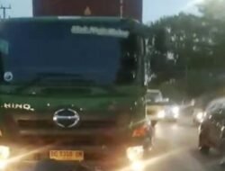 Hendak Masuk Kawasan Kota Belum Waktunya, Truck Fuso Nyaris Tabrak Petugas Dishub Kota Palembang