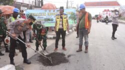 Polres Banyuasin Pimpin Langsung Perbaikan Jalan Lintas Timur, Dukung Gerakan Asri Indonesia 