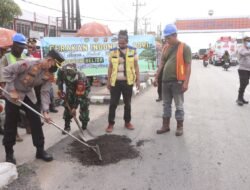 Polres Banyuasin Pimpin Langsung Perbaikan Jalan Lintas Timur, Dukung Gerakan Asri Indonesia 