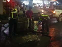 Respon Cepat Laporan Warga, Sat Lantas Polres Lampung Utara Timbun Jalan Berlubang di Kelapa Tujuh