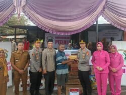 Wujud Kepedulian Polri, Kapolres Ogan Ilir Tinjau dan Bantu Korban Kebakaran di Pemulutan