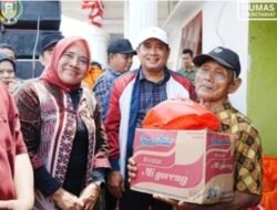 Anggota DPRD dan Bupati Banyuasin Serahkan Bantuan Dampak Banjir