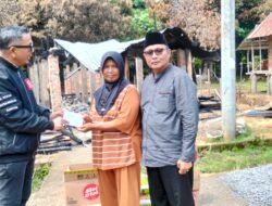 Ketua DPRD PALI dan H.Amran Santuni Korban Kebakaran
