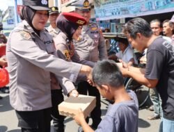 Jumat Berkah, Polwan Polres Lampung Utara Berbagi dengan Masyarakat