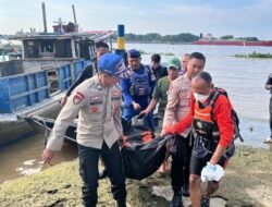 Gerak Cepat Personel Ditpolairud Polda Sumsel Tangani Penemuan Mayat di Perairan Banyuasin