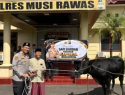 Melalui Kapolres Mura Wujud Kepedulian Sosial, Kapolda Sumsel Serahkan Hewan Kurban untuk Pesantren