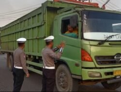 Respons Cepat Aduan Warga, Satlantas Polres Lampung Utara Lakukan Penyekatan Truk Besar di Jam Anak Sekolah
