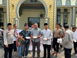 Sambut Hari Bhayangkara ke-80, Polres PALI Bagikan 60 Nasi Kotak kepada Jemaah Salat Jumat