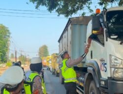 Satlantas Polres Banyuasin Gelar Bakti Sosial, Pererat Kepedulian kepada Pengemudi Truk