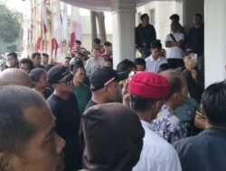 Meminta Keadilan, Ratusan Pedagang Dan Warga Sambangi Kantor Walikota Palembang Meminta Buka Akses Jalan Pancawarna