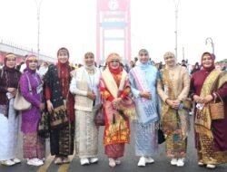 Melestarikan Warisan Budaya, Persit KCK Koorcab Rem 044 Ramaikan Parade Kebaya Nasional