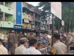 Satpol PP Kota Palembang Tertibkan PKL di Pasar Sako Yang Berdiri Atas lahan Jalur Hijau