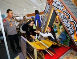 Kapolri Bersama Ketua Umum Bhayangkari Tinjau Bazar Kreasi Bhayangkari Nusantara 2026