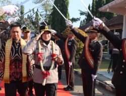 Disambut Tradisi Pedang Pora, AKBP Raswidiati Anggraini, S.I.K. Resmi Jabat Kapolres Lampung Utara