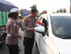 Polres Lampung Utara Bagikan 775 Bendera Merah Putih Sambut HUT ke-81 RI