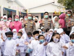 Kapolda Sumsel Gerakkan Jajaran Bagikan Ribuan Masker, Kesehatan Masyarakat Jadi Prioritas
