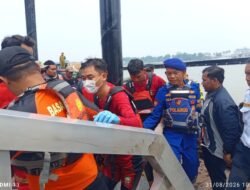 Polda Sumsel Bersama Tim SAR Gabungan Evakuasi Tiga Korban Tenggelam di Sungai Musi Depan Plaza 7 Ulu