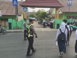 Melayani Sepenuh Hati, Personel Polres Lampung Utara Gatur Lalu Lintas dan Bantu Pelajar Menyeberang