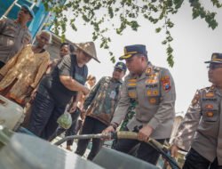 Polres Blitar Salurkan Bantuan Air Bersih dan Sembako bagi Warga Terdampak Kekeringan