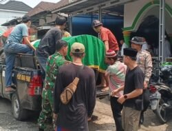 Si Baja Polsek Muara Pinang Hadir di Tengah Duka, Polisi Gunakan Kendaraan Patroli Antar Jenazah Warga