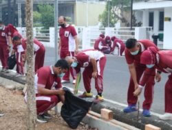 Gerakan Asri Polda Sumsel Bersihkan Komplek Pakri Palembang