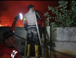 Respons Laporan Warga, Polisi dan MPA Padamkan Karhutla di Sungai Pinang