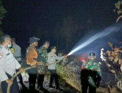 TNI-Polri, BPBD dan Warga Bersama Padamkan Karhutla di Desa Gasing